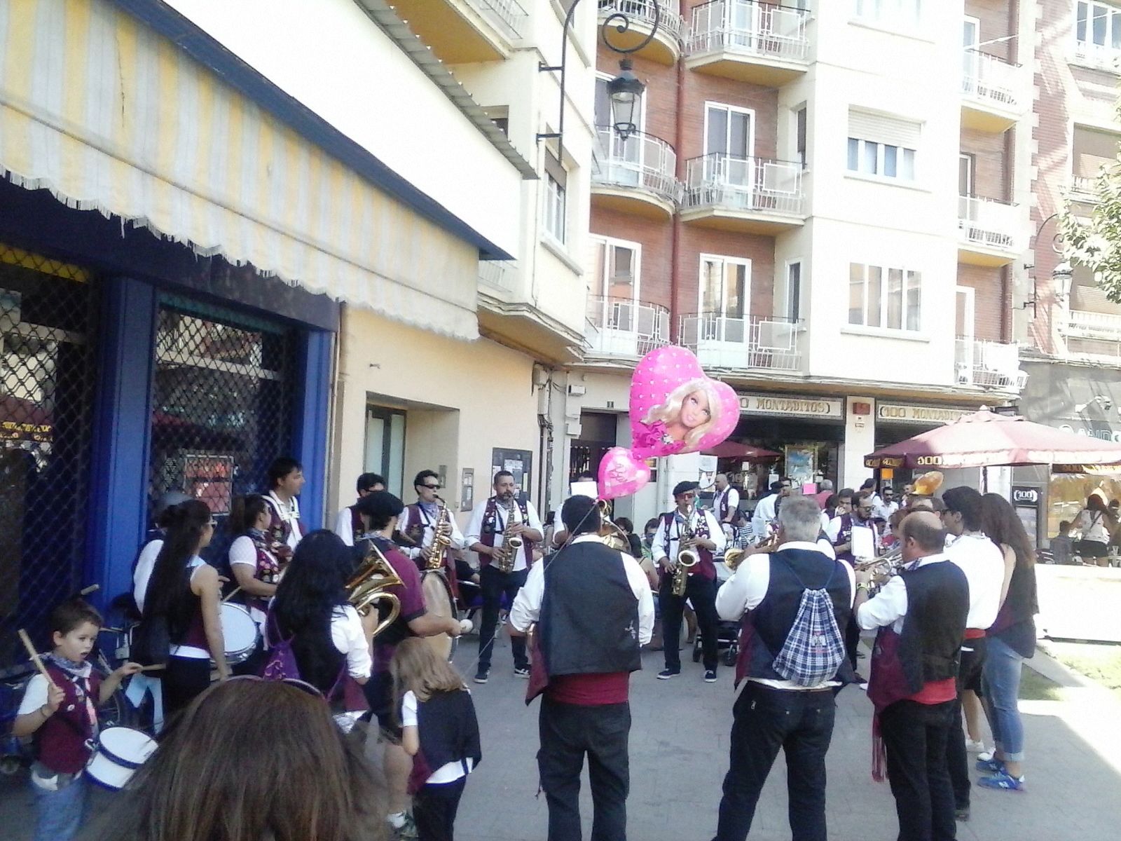 Pasacalles con la visita a la reina de la peña