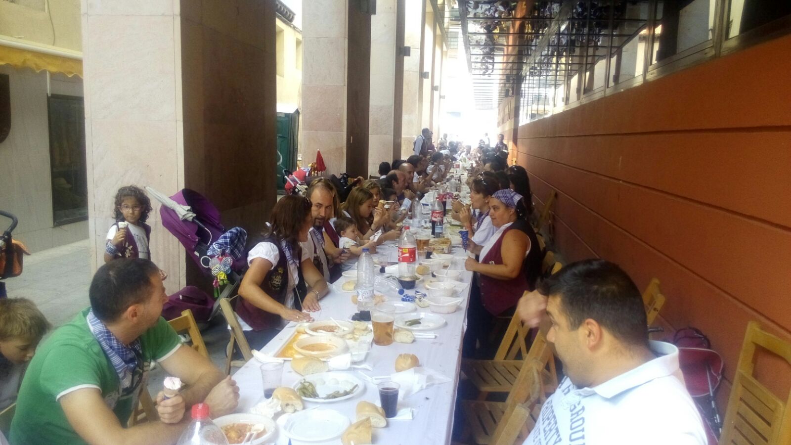 Comida en los soportales de la biblioteca